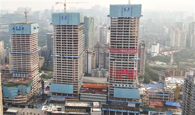 全国首个高铁站上塔楼！沙坪坝枢纽“双子塔”1号楼主体结构封顶，树立城市更新新标杆